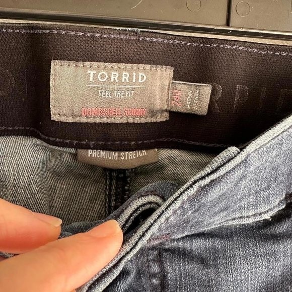 TORRID Medium Wash Bombshell Skinny Premium Stretch High Rise Ladies Jeans, 24R - Picture 3 of 6